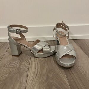 Kelly & Katie Silver Metallic Block Heel Sandals â Size 8.5